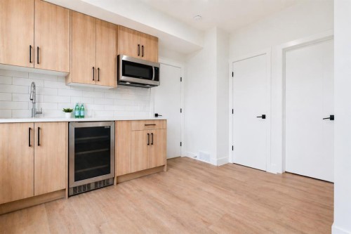 4909 88 Avenue Ne, Calgary, AB - Indoor Photo Showing Kitchen
