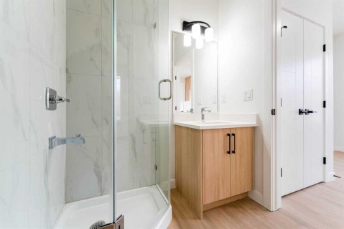 4909 88 Avenue Ne, Calgary, AB - Indoor Photo Showing Bathroom