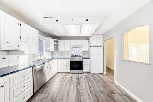 1511 43 Street Se, Calgary, AB - Indoor Photo Showing Kitchen