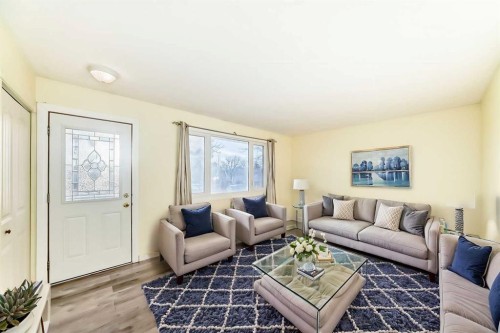 1511 43 Street Se, Calgary, AB - Indoor Photo Showing Living Room