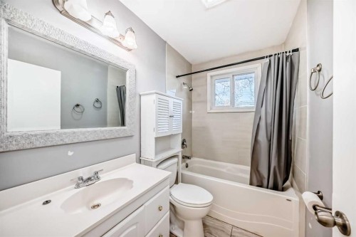 1511 43 Street Se, Calgary, AB - Indoor Photo Showing Bathroom