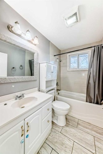 1511 43 Street Se, Calgary, AB - Indoor Photo Showing Bathroom