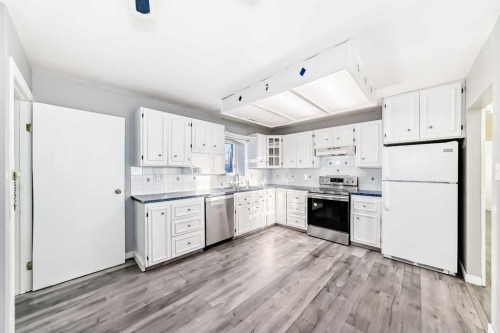 1511 43 Street Se, Calgary, AB - Indoor Photo Showing Kitchen