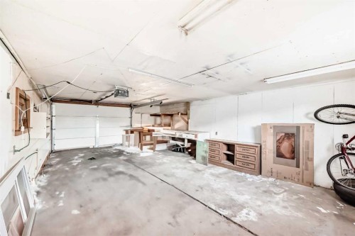 1511 43 Street Se, Calgary, AB - Indoor Photo Showing Garage