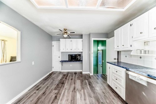 1511 43 Street Se, Calgary, AB - Indoor Photo Showing Kitchen
