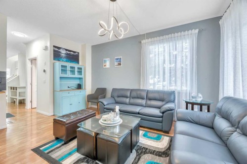 49 Everridge Gardens Sw, Calgary, AB - Indoor Photo Showing Living Room
