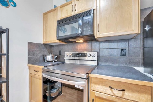 49 Everridge Gardens Sw, Calgary, AB - Indoor Photo Showing Kitchen