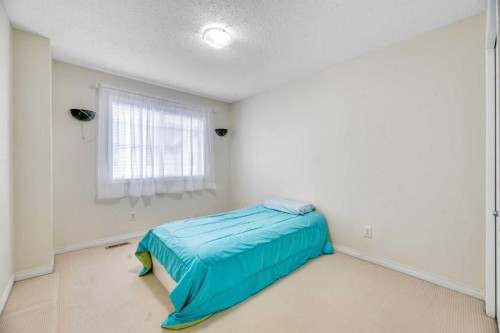 49 Everridge Gardens Sw, Calgary, AB - Indoor Photo Showing Bedroom