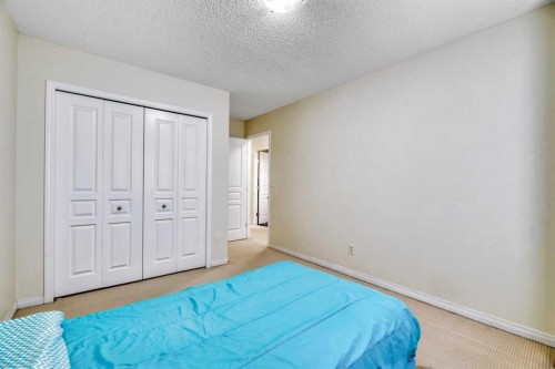 49 Everridge Gardens Sw, Calgary, AB - Indoor Photo Showing Bedroom