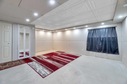 49 Everridge Gardens Sw, Calgary, AB - Indoor Photo Showing Other Room