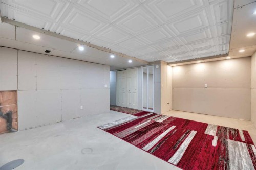 49 Everridge Gardens Sw, Calgary, AB - Indoor Photo Showing Other Room
