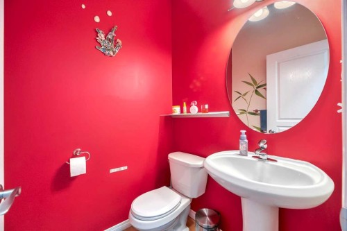 49 Everridge Gardens Sw, Calgary, AB - Indoor Photo Showing Bathroom