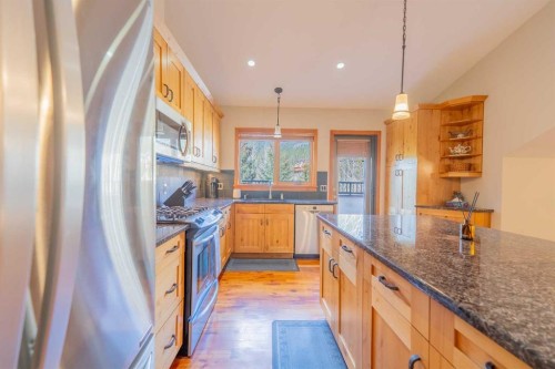 302-801 Benchlands Trail, Canmore, AB - Indoor Photo Showing Kitchen