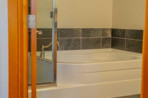 302-801 Benchlands Trail, Canmore, AB - Indoor Photo Showing Bathroom