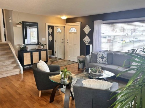 123 Franklin Drive Se, Calgary, AB - Indoor Photo Showing Living Room