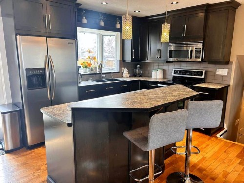 123 Franklin Drive Se, Calgary, AB - Indoor Photo Showing Kitchen With Double Sink With Upgraded Kitchen