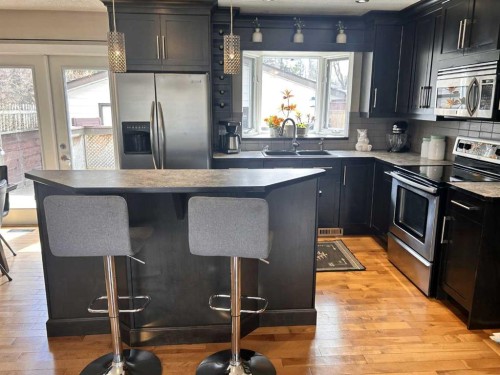 123 Franklin Drive Se, Calgary, AB - Indoor Photo Showing Kitchen With Double Sink With Upgraded Kitchen