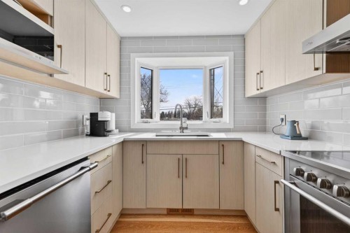 12 Glacier Drive Sw, Calgary, AB - Indoor Photo Showing Kitchen