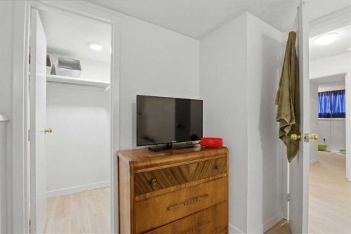 6335 24 Avenue Ne, Calgary, AB - Indoor Photo Showing Other Room