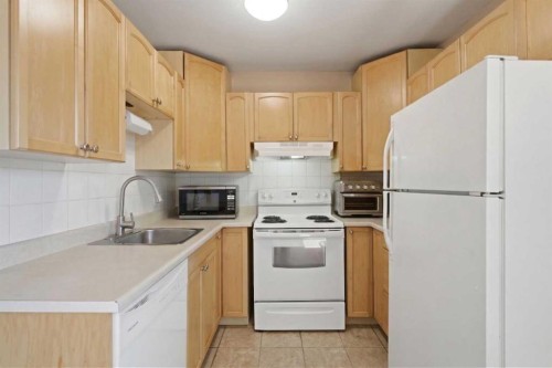 6333 24 Avenue Ne, Calgary, AB - Indoor Photo Showing Kitchen