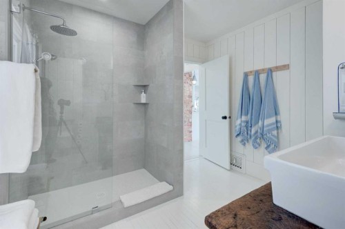 1312 4 Street Nw, Calgary, AB - Indoor Photo Showing Bathroom