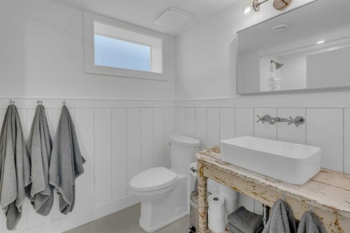 1312 4 Street Nw, Calgary, AB - Indoor Photo Showing Bathroom