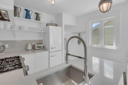 1312 4 Street Nw, Calgary, AB - Indoor Photo Showing Kitchen