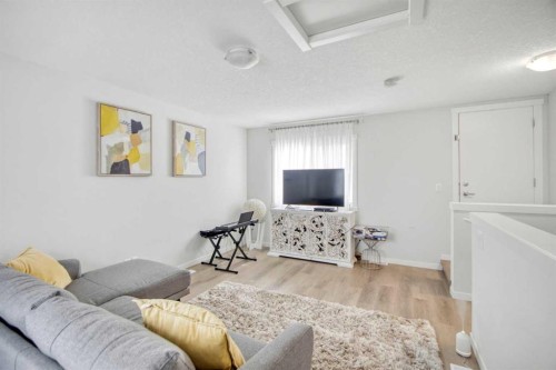 408-474 Seton Circle Se, Calgary, AB - Indoor Photo Showing Living Room