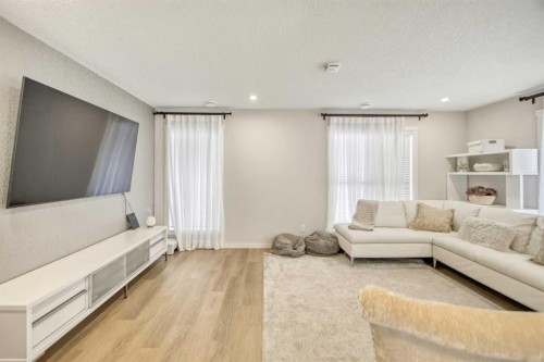 408-474 Seton Circle Se, Calgary, AB - Indoor Photo Showing Living Room