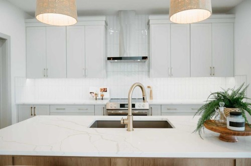 807 Lakewood Circle, Strathmore, AB - Indoor Photo Showing Kitchen With Upgraded Kitchen