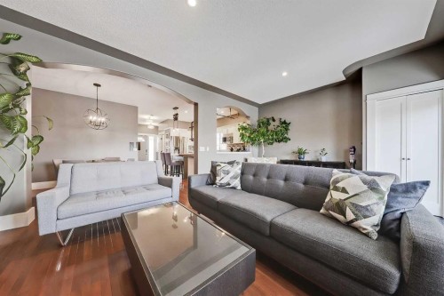 7140 34 Avenue Nw, Calgary, AB - Indoor Photo Showing Living Room