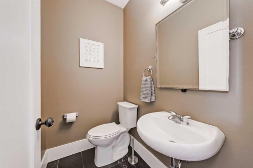 7140 34 Avenue Nw, Calgary, AB - Indoor Photo Showing Bathroom