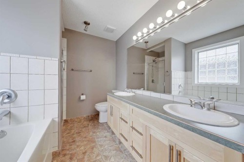 7140 34 Avenue Nw, Calgary, AB - Indoor Photo Showing Bathroom