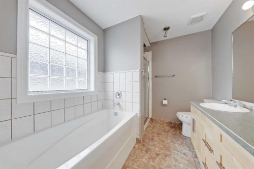 7140 34 Avenue Nw, Calgary, AB - Indoor Photo Showing Bathroom