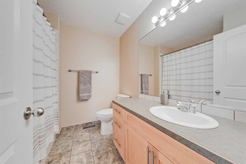 7140 34 Avenue Nw, Calgary, AB - Indoor Photo Showing Bathroom
