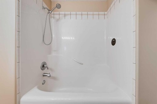 7140 34 Avenue Nw, Calgary, AB - Indoor Photo Showing Bathroom