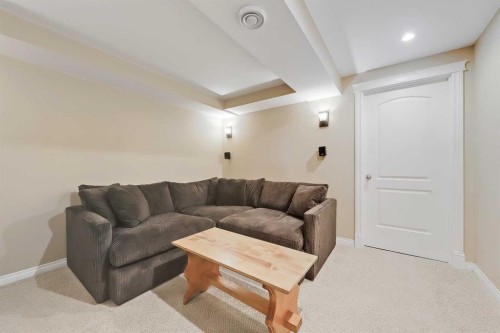 7140 34 Avenue Nw, Calgary, AB - Indoor Photo Showing Living Room