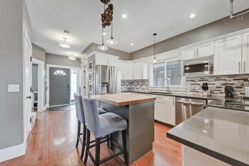 7140 34 Avenue Nw, Calgary, AB - Indoor Photo Showing Kitchen With Upgraded Kitchen