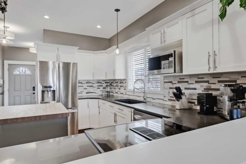 7140 34 Avenue Nw, Calgary, AB - Indoor Photo Showing Kitchen With Stainless Steel Kitchen With Upgraded Kitchen