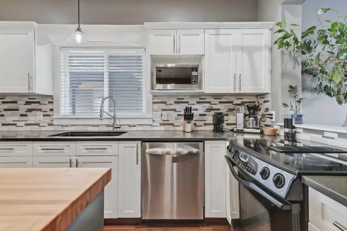 7140 34 Avenue Nw, Calgary, AB - Indoor Photo Showing Kitchen With Stainless Steel Kitchen With Upgraded Kitchen