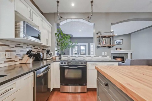 7140 34 Avenue Nw, Calgary, AB - Indoor Photo Showing Kitchen
