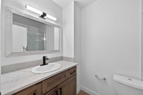 934 5A Street Nw, Calgary, AB - Indoor Photo Showing Bathroom