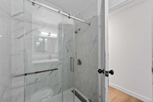 934 5A Street Nw, Calgary, AB - Indoor Photo Showing Bathroom