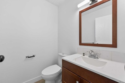 934 5A Street Nw, Calgary, AB - Indoor Photo Showing Bathroom