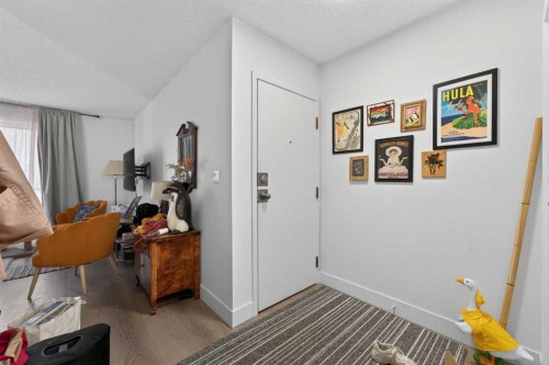 934 5A Street Nw, Calgary, AB - Indoor Photo Showing Other Room