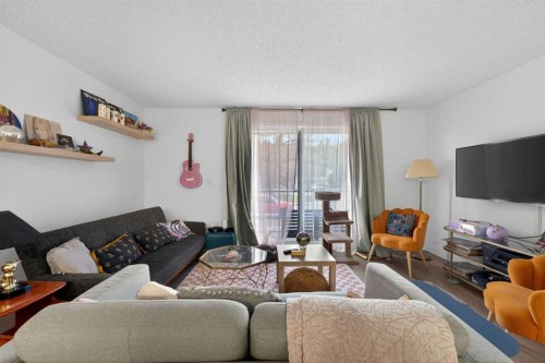 934 5A Street Nw, Calgary, AB - Indoor Photo Showing Living Room