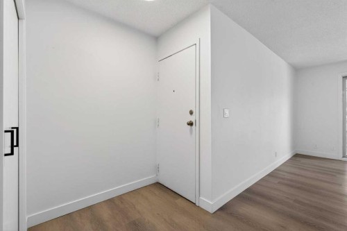 934 5A Street Nw, Calgary, AB - Indoor Photo Showing Other Room