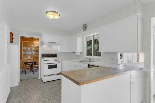 4720 Coronation Drive Sw, Calgary, AB - Indoor Photo Showing Kitchen With Double Sink