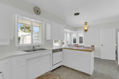 4720 Coronation Drive Sw, Calgary, AB - Indoor Photo Showing Kitchen With Double Sink
