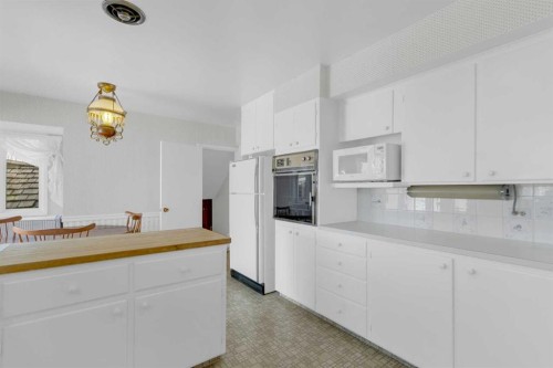 4720 Coronation Drive Sw, Calgary, AB - Indoor Photo Showing Kitchen